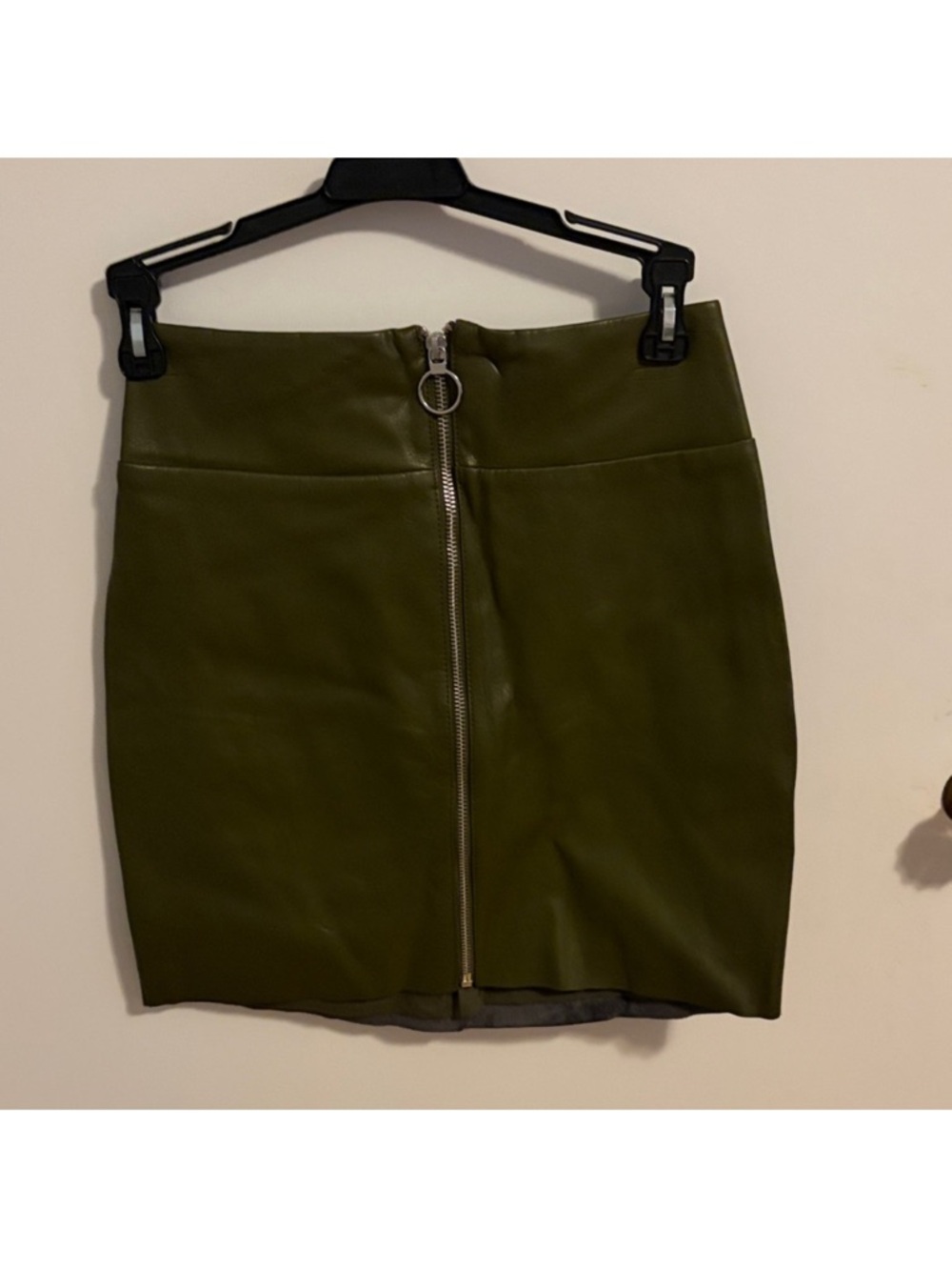 🌻Nwt Express green vegan leather skirt size 0